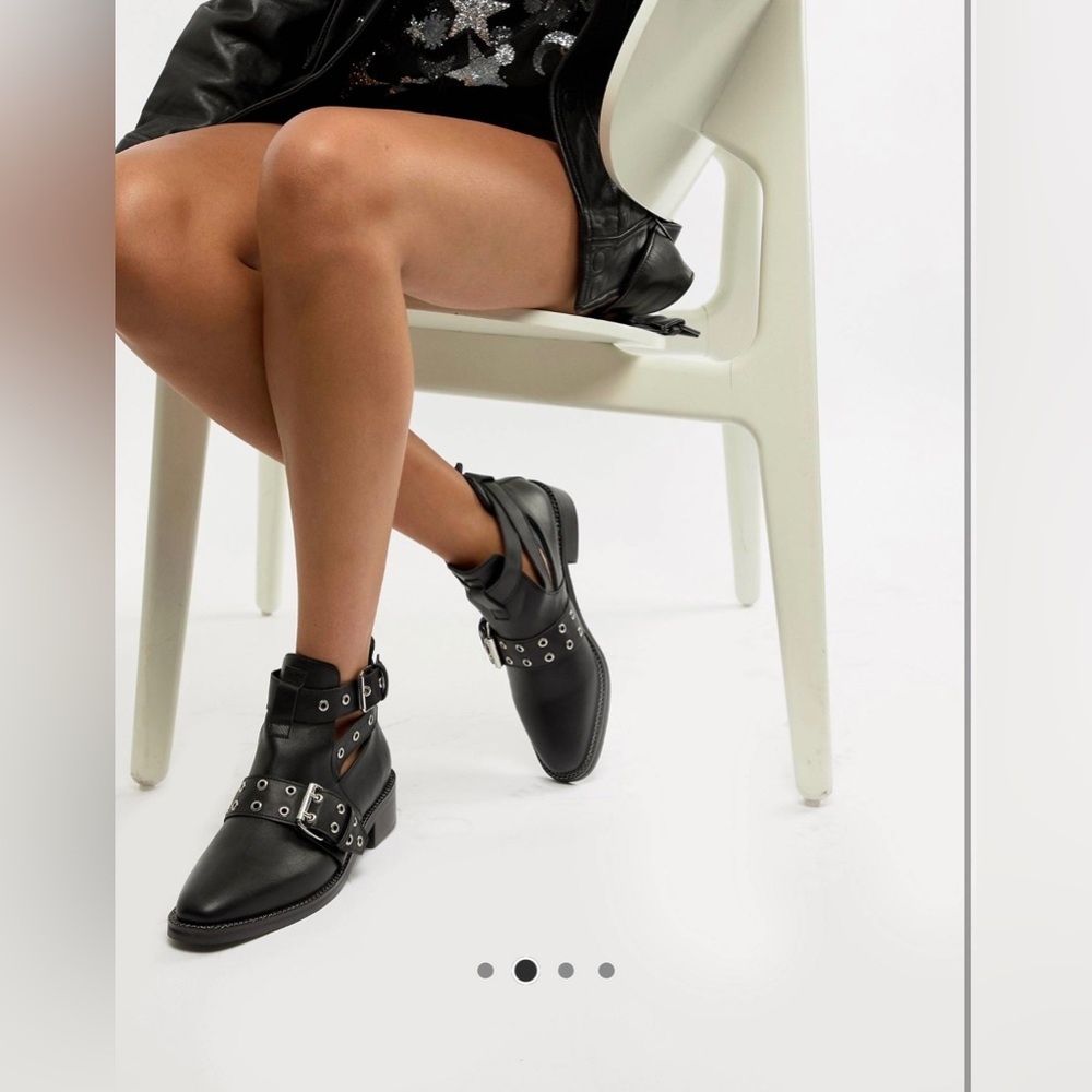 Truffle Collection flat ankle boots, US7, in black color